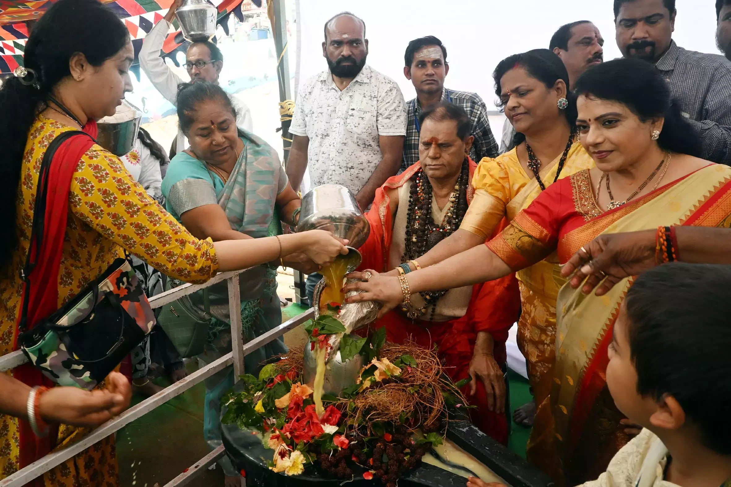 Mahashivratri पर एएसआर मत्स्यगुंडम मंदिर भक्ति से गुलजार Mahashivratri पर एएसआर मत्स्यगुंडम मंदिर भक्ति से गुलजार