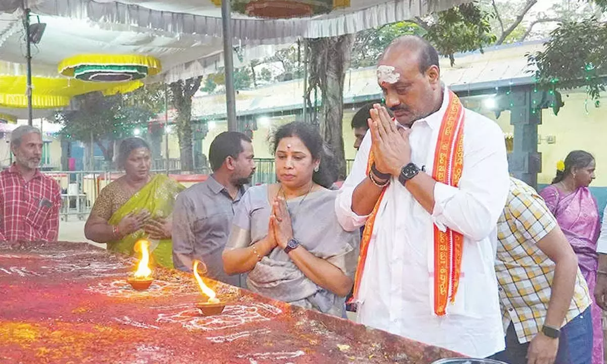 Andhra: अत्चन्नायडू ने पेडकाकनी मंदिर में पूजा की Andhra: अत्चन्नायडू ने पेडकाकनी मंदिर में पूजा की