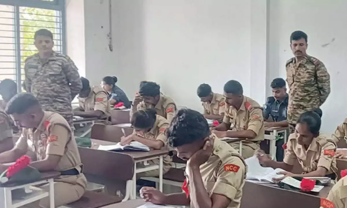 Andhra: तिरुपति में एनसीसी ‘सी’ सर्टिफिकेट परीक्षा आयोजित Andhra: तिरुपति में एनसीसी ‘सी’ सर्टिफिकेट परीक्षा आयोजित