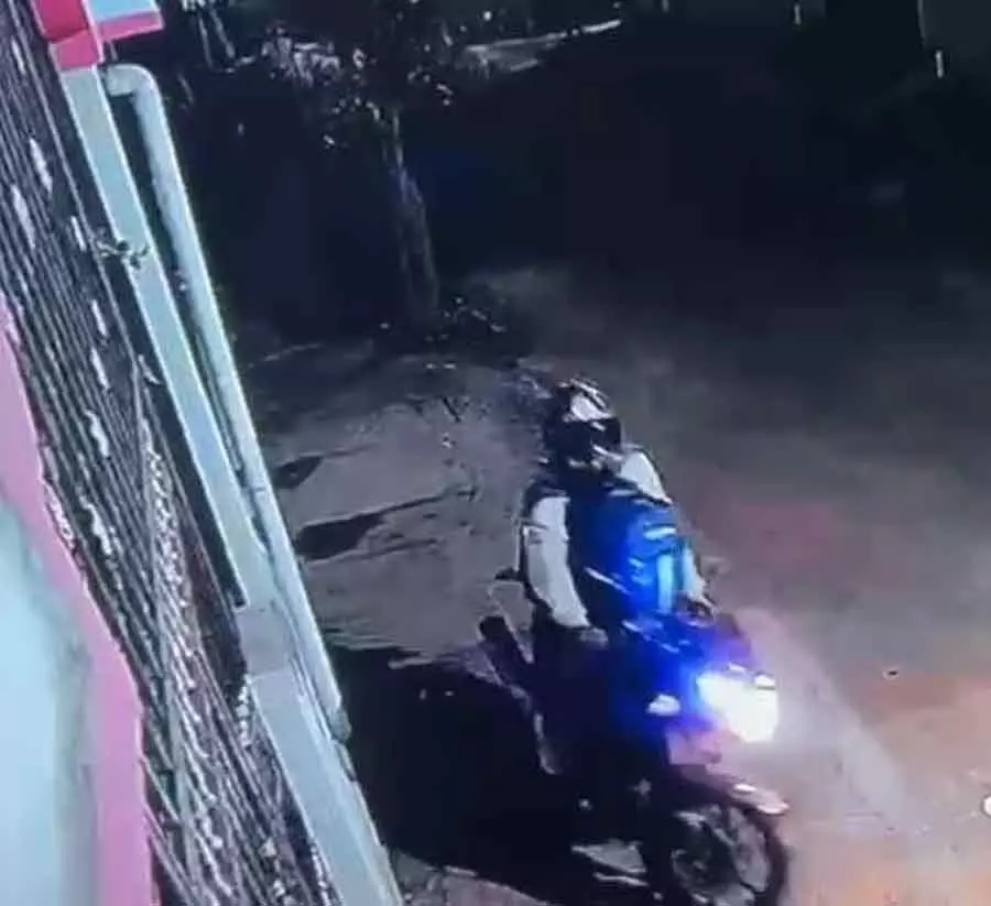 Karnataka : चोरों ने रंगोली बना रही एक गृहिणी की शादी की अंगूठी छीन ली Karnataka : चोरों ने रंगोली बना रही एक गृहिणी की शादी की अंगूठी छीन ली