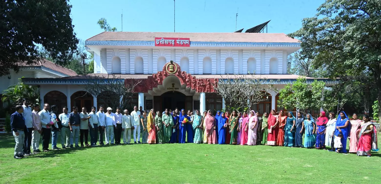 राज्यपाल के गोद ग्राम टेमरी के ग्रामीणों ने किया लोकभवन का भ्रमण राज्यपाल के गोद ग्राम टेमरी के ग्रामीणों ने किया लोकभवन का भ्रमण