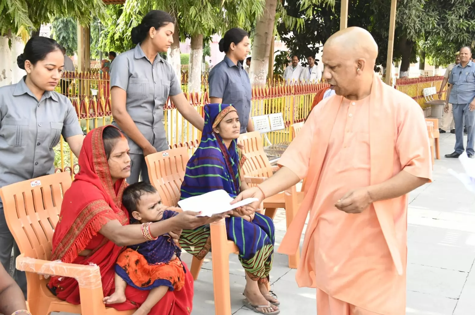 Lucknow: जनता दरबार में पहुंचे फरियादी, त्वरित निर्देश जारी Lucknow: जनता दरबार में पहुंचे फरियादी, त्वरित निर्देश जारी