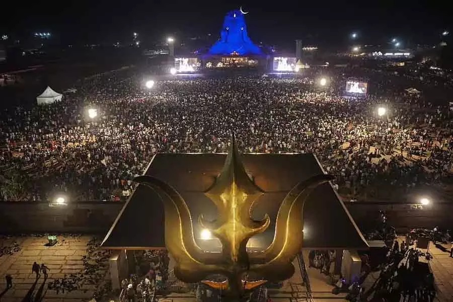 Shivratri : ईशा योग केंद्र में भक्तों की भीड़ उमड़ी Shivratri : ईशा योग केंद्र में भक्तों की भीड़ उमड़ी