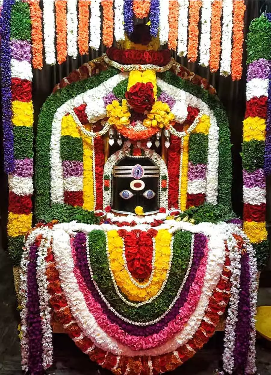 Karnataka : महाशिवरात्रि में मंदिरों में उमड़ी भीड़ Karnataka : महाशिवरात्रि में मंदिरों में उमड़ी भीड़