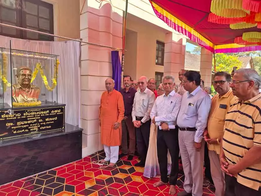 Ankola : शिक्षा प्रेमी त्यागी पिकाले की प्रतिमा का अनावरण Ankola : शिक्षा प्रेमी त्यागी पिकाले की प्रतिमा का अनावरण