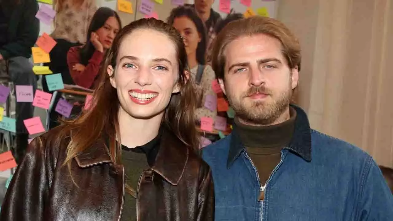 Maya Hawke ने स्टार-स्टडेड सेरेमनी में क्रिश्चियन ली हटसन से शादी की Maya Hawke ने स्टार-स्टडेड सेरेमनी में क्रिश्चियन ली हटसन से शादी की