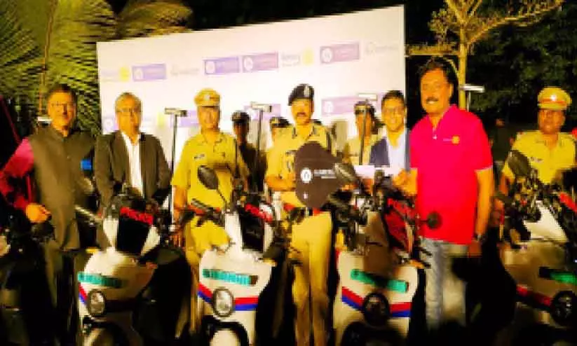 Kerala : कोच्चि में पेट्रोलिंग अब इलेक्ट्रिक हो गई है Kerala : कोच्चि में पेट्रोलिंग अब इलेक्ट्रिक हो गई है