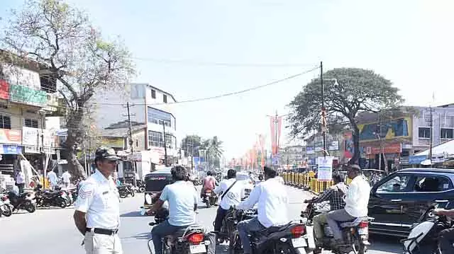 Haveri : ट्रैफिक नियम तोड़ने पर पुलिस गायब सी लग रही है Haveri : ट्रैफिक नियम तोड़ने पर पुलिस गायब सी लग रही है