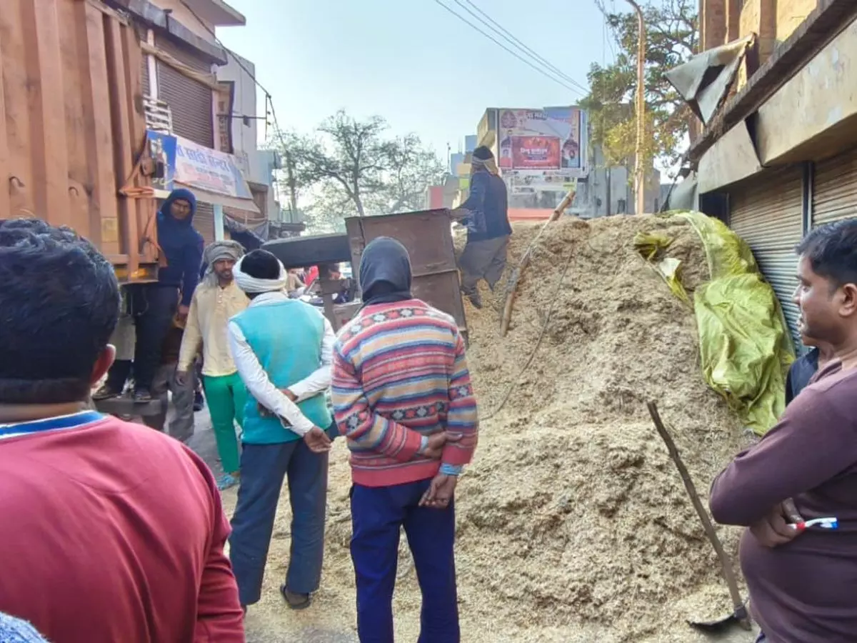 Farrukhabad: ट्रैक्टर-ट्रॉली सड़क किनारे उलटी, बड़ा हादसा टला Farrukhabad: ट्रैक्टर-ट्रॉली सड़क किनारे उलटी, बड़ा हादसा टला