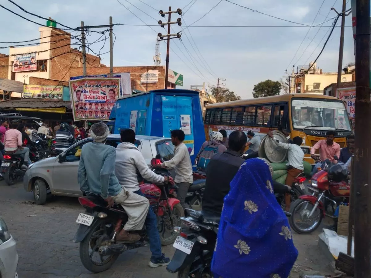 Farrukhabad: लिंगीगंज में अतिक्रमण से बिगड़ी ट्रैफिक व्यवस्था Farrukhabad: लिंगीगंज में अतिक्रमण से बिगड़ी ट्रैफिक व्यवस्था