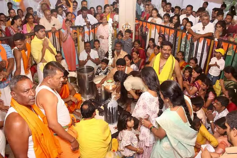 Karnataka : बागलकोट शहर के अलग-अलग हिस्सों में शिवरात्रि का जश्न Karnataka : बागलकोट शहर के अलग-अलग हिस्सों में शिवरात्रि का जश्न