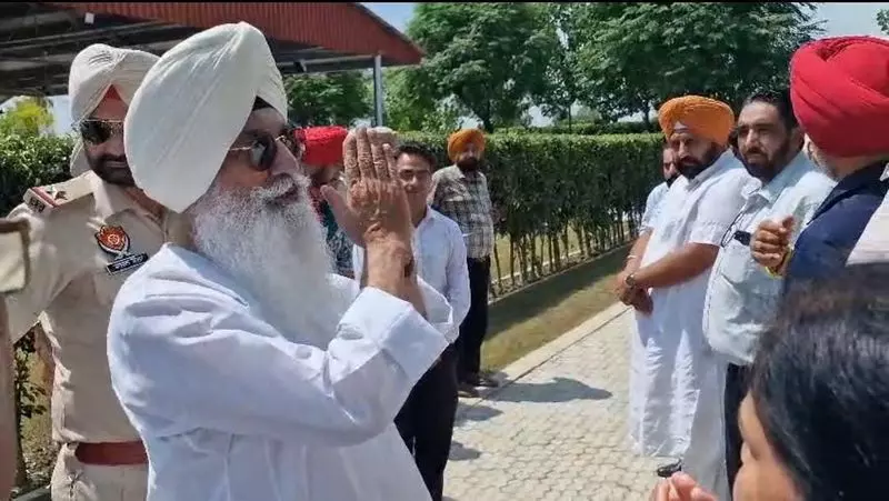 राधा स्वामी सत्संग ब्यास ने डेरा प्रमुख गुरिंदर ढिल्लों के साथ VIP ट्रीटमेंट और फोटोग्राफी पर रोक लगा दी राधा स्वामी सत्संग ब्यास ने डेरा प्रमुख गुरिंदर ढिल्लों के साथ VIP ट्रीटमेंट और फोटोग्राफी पर रोक लगा दी