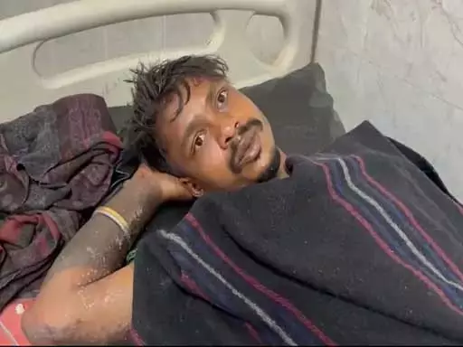 गर्लफ्रेंड की जगह उसका भाई आया मुलाकात की जगह में, पेट्रोल से जिंदा जलाने की कोशिश गर्लफ्रेंड की जगह उसका भाई आया मुलाकात की जगह में, पेट्रोल से जिंदा जलाने की कोशिश