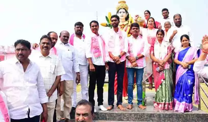 Vaddiraju Ravichandra ने बीआरएस नेताओं से लोगों के बीच रहने को कहा Vaddiraju Ravichandra ने बीआरएस नेताओं से लोगों के बीच रहने को कहा