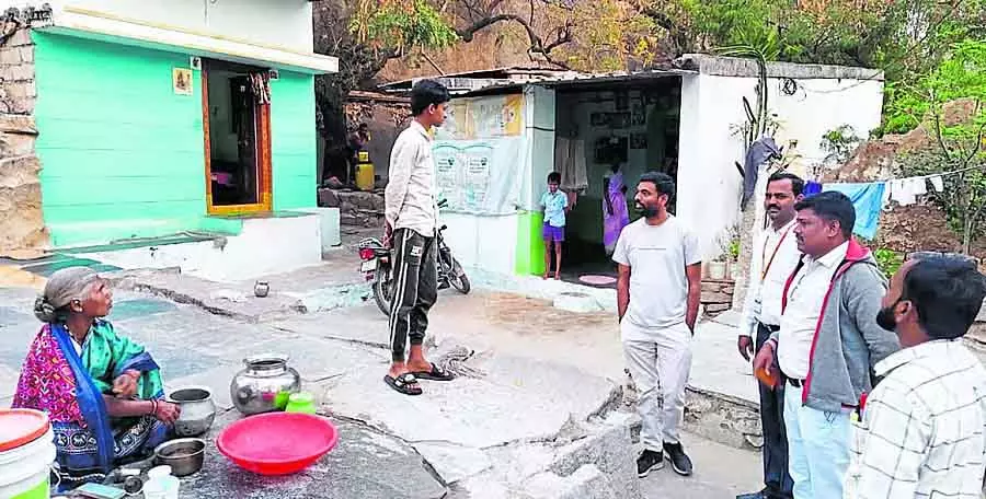 SSLC रिजल्ट सुधारने के लिए तहसीलदार सुबह-सुबह स्टूडेंट्स के घर जाते है SSLC रिजल्ट सुधारने के लिए तहसीलदार सुबह-सुबह स्टूडेंट्स के घर जाते है