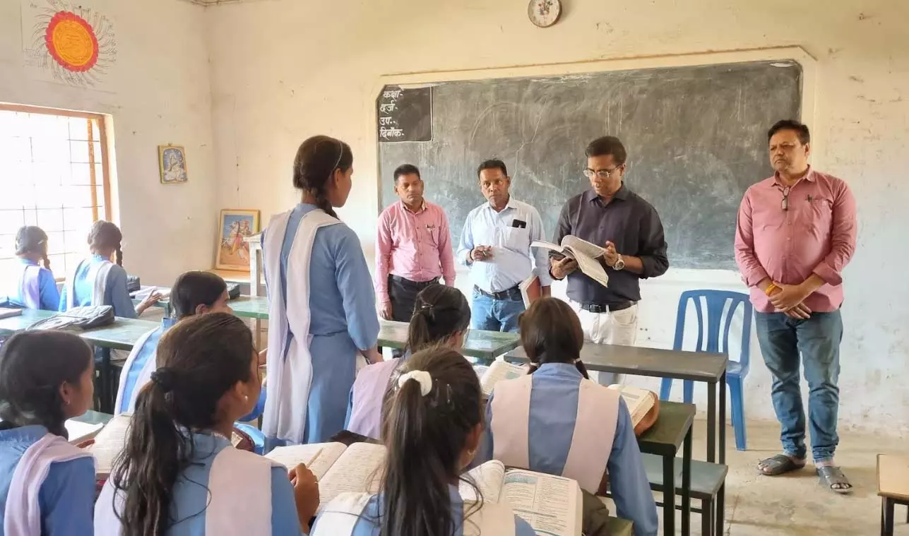 कलेक्टर ने अनुपस्थित शिक्षक को नोटिस देने के निर्देश दिए कलेक्टर ने अनुपस्थित शिक्षक को नोटिस देने के निर्देश दिए