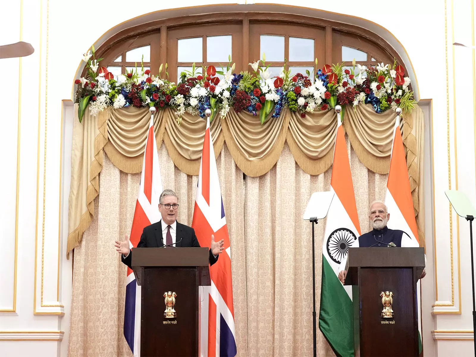 एआई इम्पैक्ट समिट 2026 के लिए UK का प्रतिनिधिमंडल भारत रवाना हुआ एआई इम्पैक्ट समिट 2026 के लिए UK का प्रतिनिधिमंडल भारत रवाना हुआ