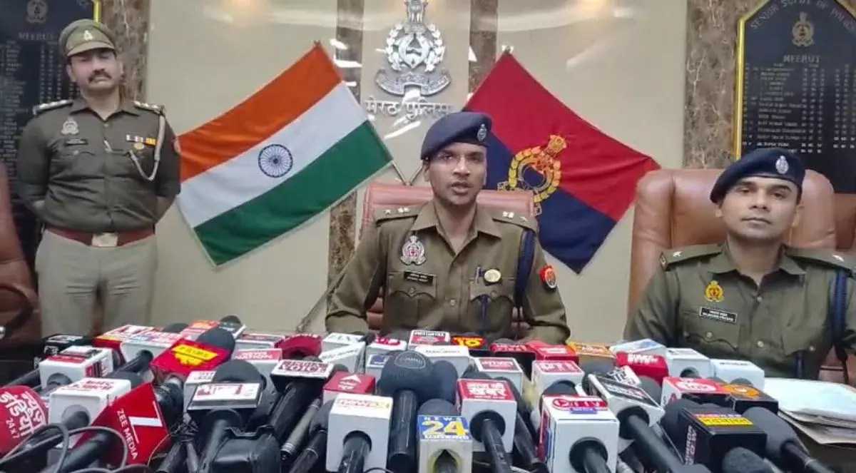 Meerut: मेरठ में दस्तावेज़ों की होड़, पाकिस्तानी मां-बेटी पकड़ी गई Meerut: मेरठ में दस्तावेज़ों की होड़, पाकिस्तानी मां-बेटी पकड़ी गई