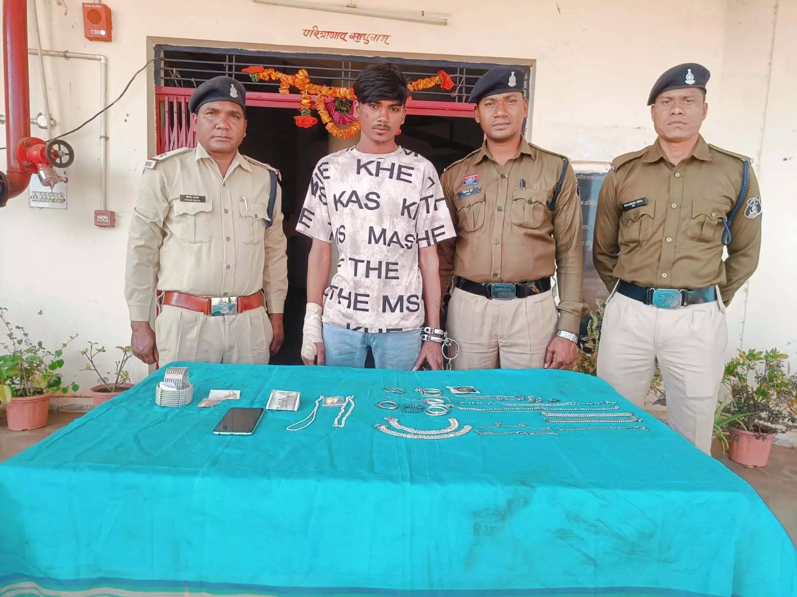 केसीजी पुलिस की बड़ी कार्रवाई: दिनदहाड़े सूने मकानों में चोरी करने वाला गिरोह पकड़ा केसीजी पुलिस की बड़ी कार्रवाई: दिनदहाड़े सूने मकानों में चोरी करने वाला गिरोह पकड़ा