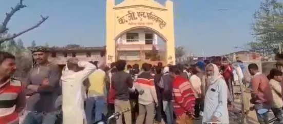 विद्यालय के सामने लगी भीड़ सोशल मीडिया पर Video वायरल विद्यालय के सामने लगी भीड़ सोशल मीडिया पर Video वायरल