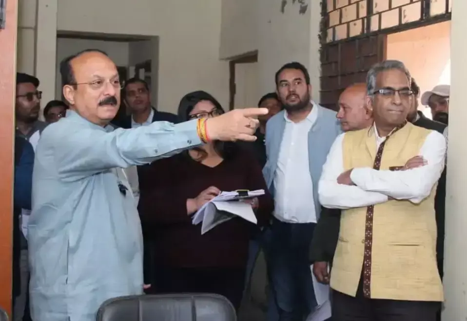 New Delhi: आशीष सूद ने ईडब्ल्यूएस फ्लैट्स में देखी व्यवस्थाओं की स्थिति New Delhi: आशीष सूद ने ईडब्ल्यूएस फ्लैट्स में देखी व्यवस्थाओं की स्थिति