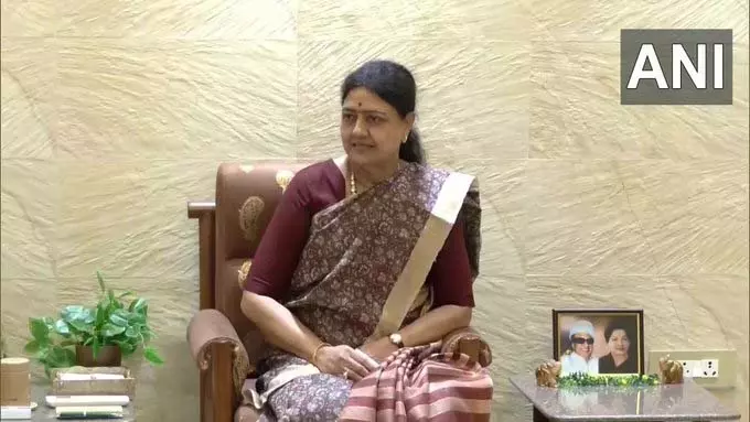 तामिलनाडु: निष्कासित AIADMK नेता वी.के. सासिकला ने चेन्नई में समर्थकों के साथ बैठक की तामिलनाडु: निष्कासित AIADMK नेता वी.के. सासिकला ने चेन्नई में समर्थकों के साथ बैठक की