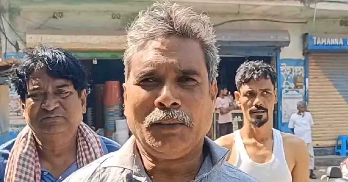 पड़ोसियों का कहना है कि बार-बार Notice मिलने के बाद बुज़ुर्ग की मौत हो गई पड़ोसियों का कहना है कि बार-बार Notice मिलने के बाद बुज़ुर्ग की मौत हो गई