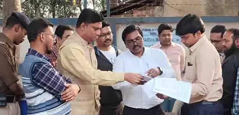 आयोग ने कहा कि आवास योजना के कागजात SIR में स्वीकार नहीं किए गए; TMC ने आलोचना की आयोग ने कहा कि आवास योजना के कागजात SIR में स्वीकार नहीं किए गए; TMC ने आलोचना की