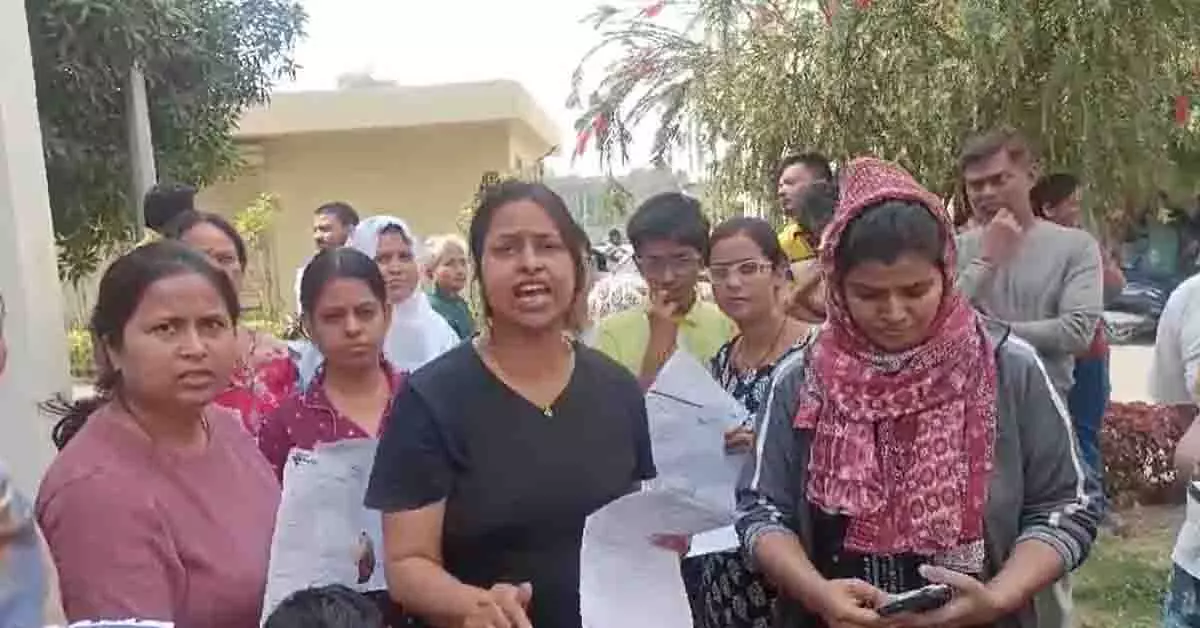 Shapoorji Pallonji के घर में डायरिया फैला, लोगों ने अधिकारियों के खिलाफ किया प्रदर्शन Shapoorji Pallonji के घर में डायरिया फैला, लोगों ने अधिकारियों के खिलाफ किया प्रदर्शन