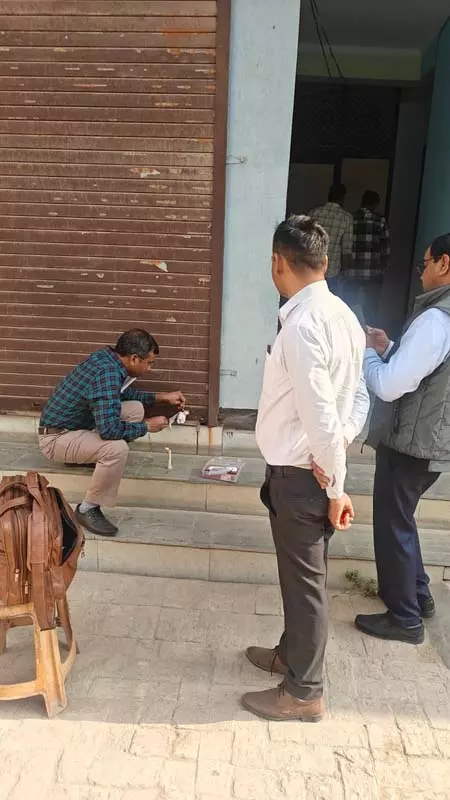 कुट्टू का आटा खाने से लोगों के बीमार होने के मामले में दुकान सील, 4 हिरासत में कुट्टू का आटा खाने से लोगों के बीमार होने के मामले में दुकान सील, 4 हिरासत में
