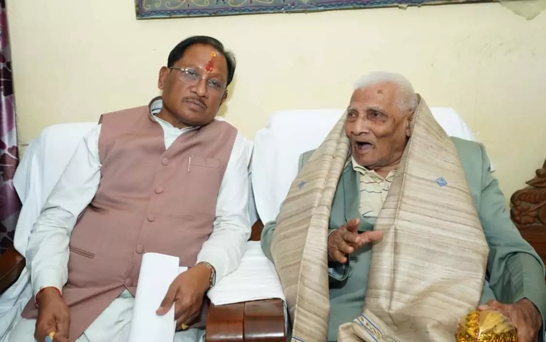 मुख्यमंत्री विष्णुदेव साय ने लोकतंत्र सेनानी से की मुलाकात मुख्यमंत्री विष्णुदेव साय ने लोकतंत्र सेनानी से की मुलाकात
