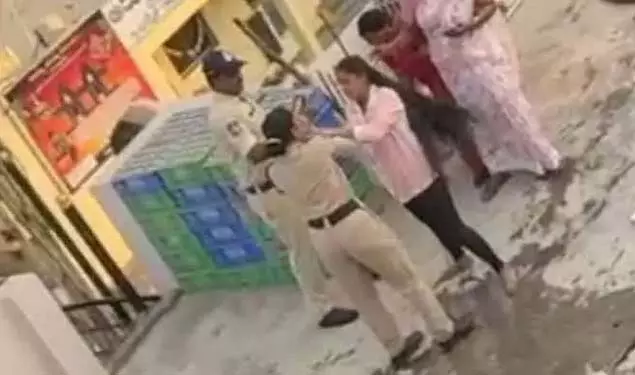 महिला कांस्टेबल पर हमला, झगड़ा रोकने आई थीं, मां–बेटी गिरफ्तार महिला कांस्टेबल पर हमला, झगड़ा रोकने आई थीं, मां–बेटी गिरफ्तार
