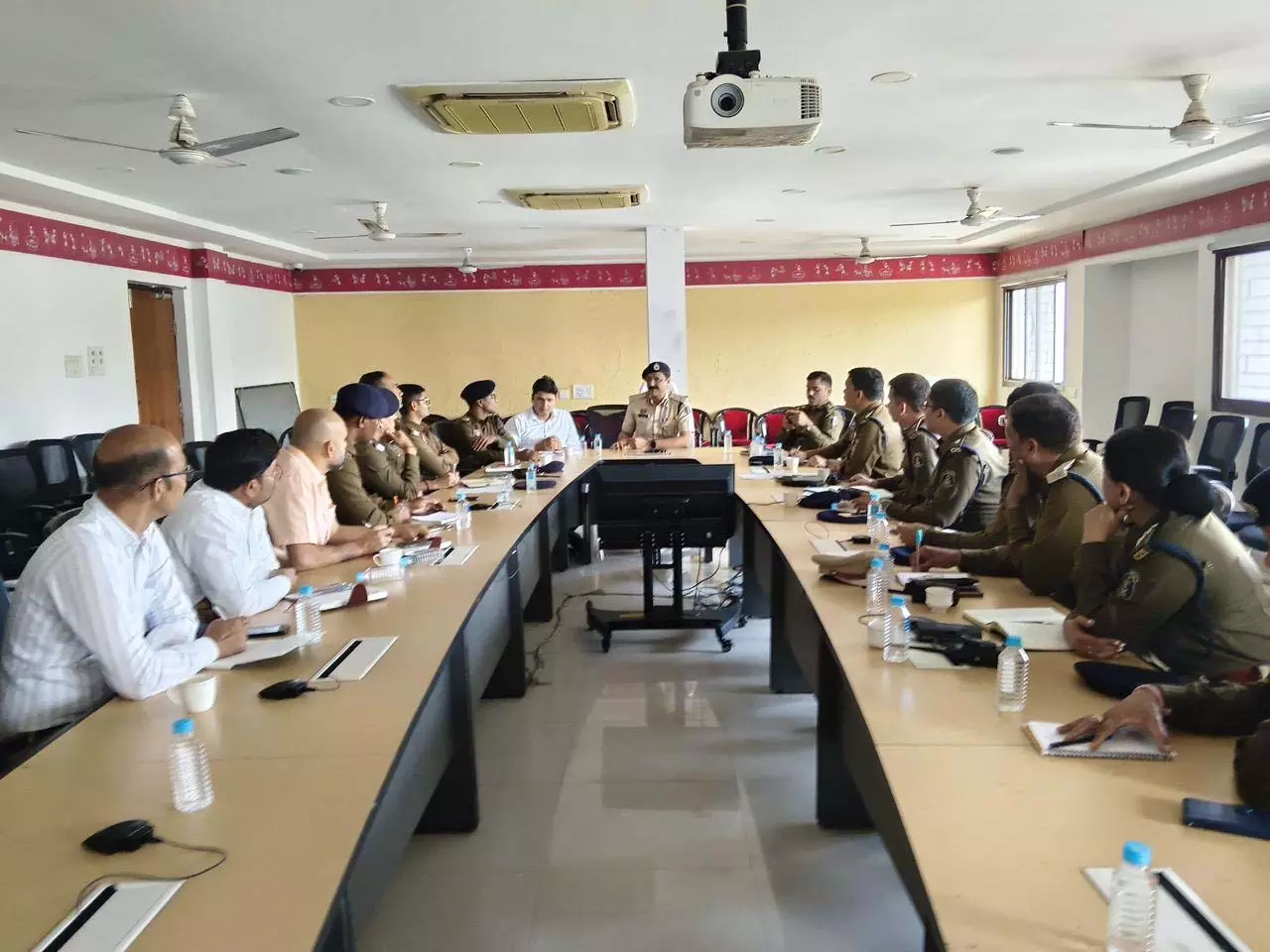 यातायात व्यवस्था सुधार के लिए दो माह की विशेष कार्ययोजना, प्रमुख मार्ग होंगे नो-वेंडर और पार्किंग फ्री यातायात व्यवस्था सुधार के लिए दो माह की विशेष कार्ययोजना, प्रमुख मार्ग होंगे नो-वेंडर और पार्किंग फ्री