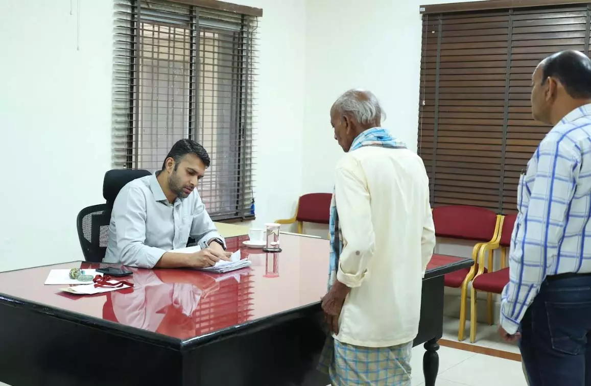 जनदर्शन में कलेक्टर ने सुनीं आमजन की समस्याएं, त्वरित निराकरण के निर्देश जनदर्शन में कलेक्टर ने सुनीं आमजन की समस्याएं, त्वरित निराकरण के निर्देश