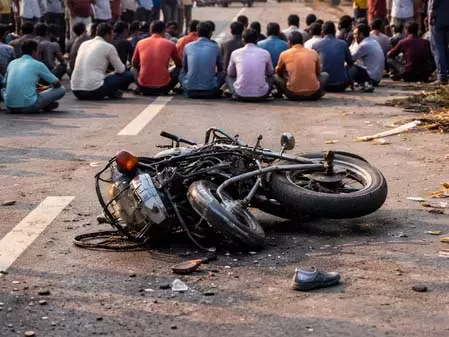 Accident: अलग-अलग सड़क हादसों में 5 लोगों की मौत, मचा हड़कंप Accident: अलग-अलग सड़क हादसों में 5 लोगों की मौत, मचा हड़कंप