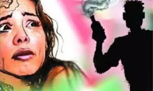 Ludhiana Acid Attack: महिला पर युवक ने फैंका तेजाब,इलाके में दहशत Ludhiana Acid Attack: महिला पर युवक ने फैंका तेजाब,इलाके में दहशत