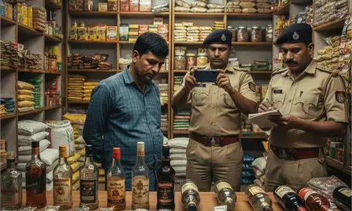 Jammu-Kashmir: करियाना की आड़ में काला धंधा, पुलिस ने जब्त किया अवैध जखीरा