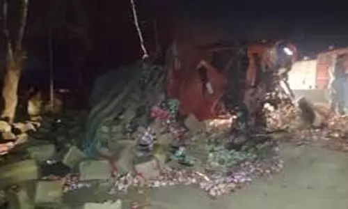Agra: कैंटर और ट्रक की जोरदार टक्कर, दोनों चालकों की मौत Agra: कैंटर और ट्रक की जोरदार टक्कर, दोनों चालकों की मौत