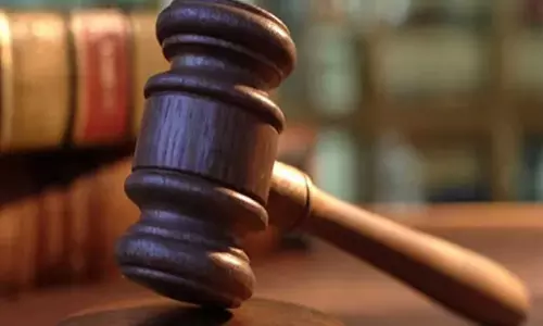 महिला कोर्ट पहुंची, 100 लोग फरार, जानिए क्या है मामला महिला कोर्ट पहुंची, 100 लोग फरार, जानिए क्या है मामला