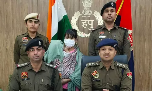 Haryana: चीन के साइबर फ्रॉड गैंग की मदद करने के आरोप में महिला गिरफ्तार Haryana: चीन के साइबर फ्रॉड गैंग की मदद करने के आरोप में महिला गिरफ्तार