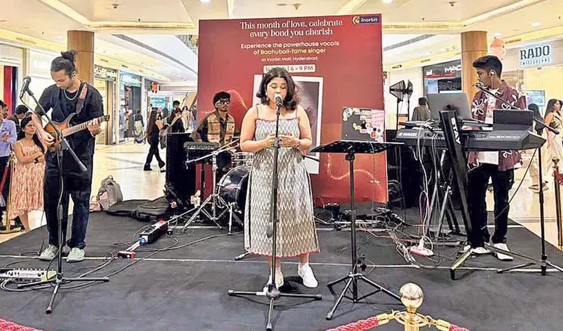 Hyderabad: इनऑर्बिट मॉल साइबराबाद में वैलेंटाइन स्पेशल, इंटरैक्टिव गेम्स और लाइव परफॉर्मेंस होंगे Hyderabad: इनऑर्बिट मॉल साइबराबाद में वैलेंटाइन स्पेशल, इंटरैक्टिव गेम्स और लाइव परफॉर्मेंस होंगे