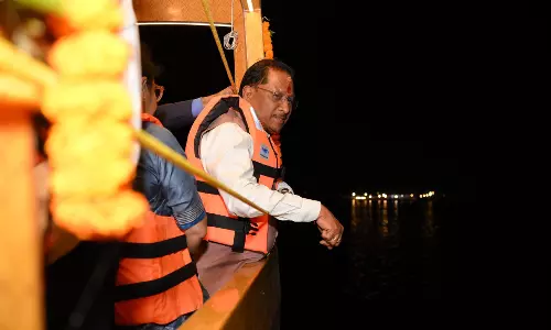 CM साय ने देर रात झुमका जलाशय में बोटिंग का लिया आनंद CM साय ने देर रात झुमका जलाशय में बोटिंग का लिया आनंद