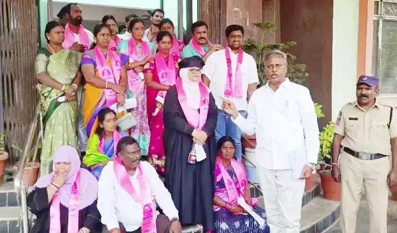 Jangaon: हाई ड्रामा के बीच जनगांव चेयरपर्सन का चुनाव टाल दिया गया Jangaon: हाई ड्रामा के बीच जनगांव चेयरपर्सन का चुनाव टाल दिया गया