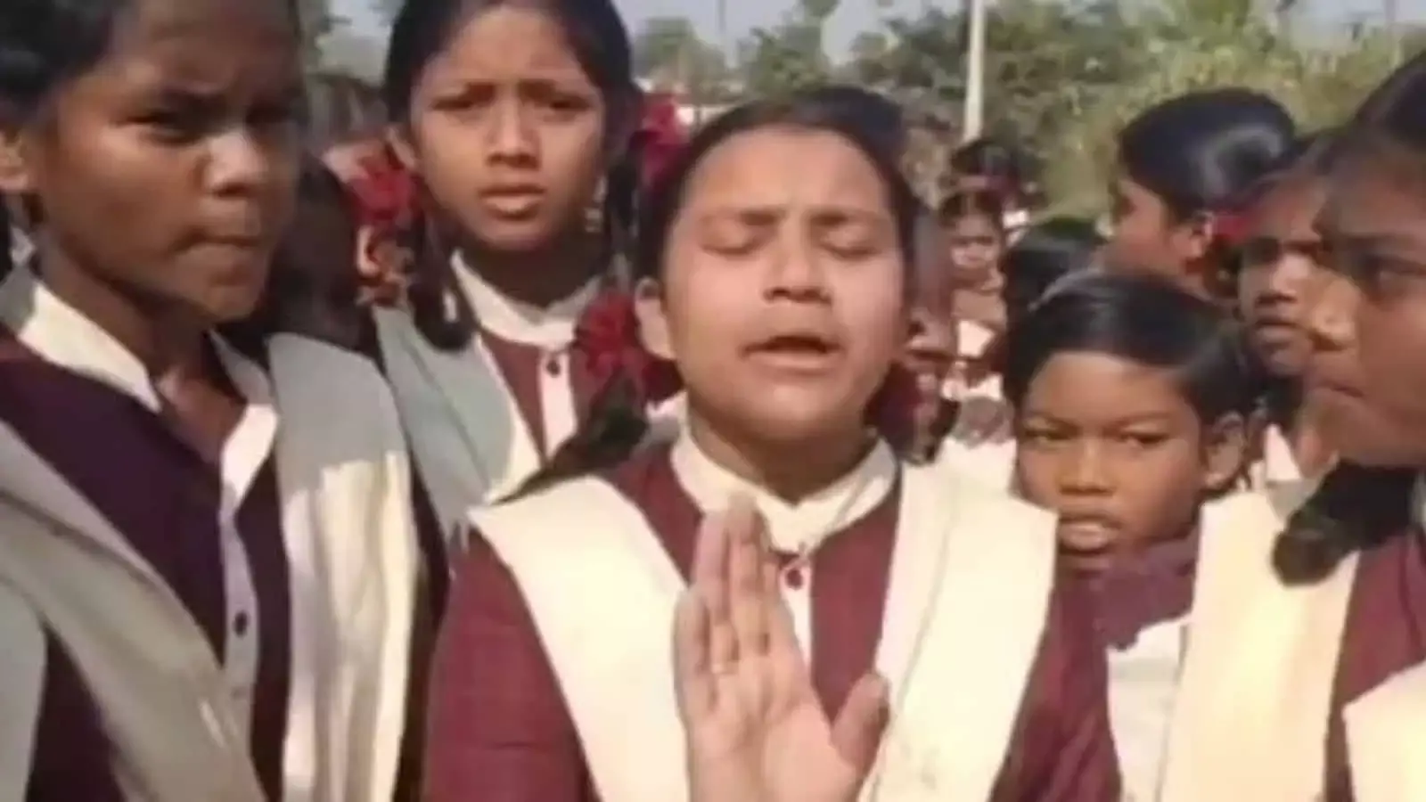 Telangana: सरकारी स्कूल में पीने के पानी की कमी को लेकर छात्रों का विरोध प्रदर्शन Telangana: सरकारी स्कूल में पीने के पानी की कमी को लेकर छात्रों का विरोध प्रदर्शन