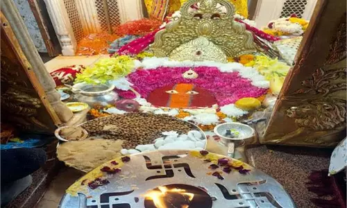 Una: चिंतपूर्णी मंदिर में पंजाब के श्रद्धालु ने 25 तोले सोने का मुकुट व टीका किया अर्पित Una: चिंतपूर्णी मंदिर में पंजाब के श्रद्धालु ने 25 तोले सोने का मुकुट व टीका किया अर्पित