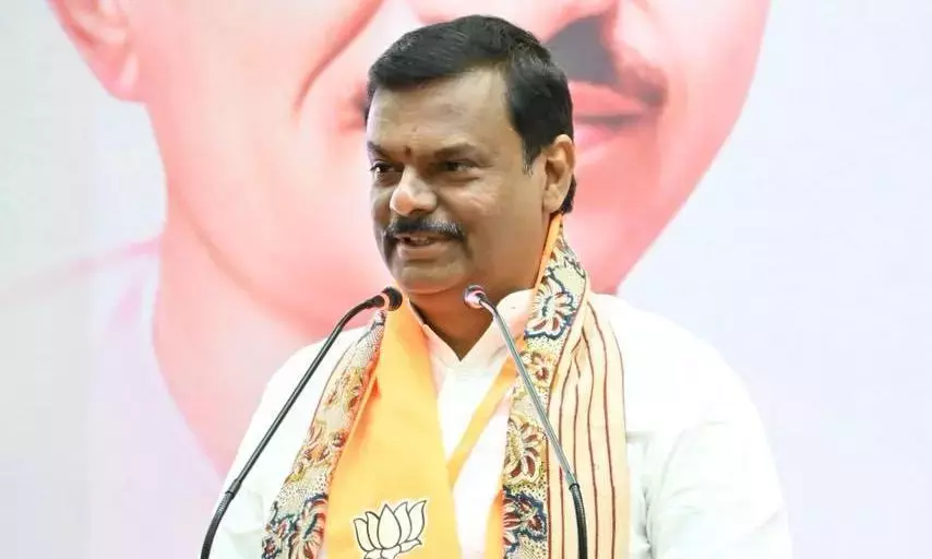माधव ने राज्य से YSR कांग्रेस पार्टी के शासनकाल में जारी किए गए ज़मीन के पट्टों की जांच का आदेश देने का आग्रह किया माधव ने राज्य से YSR कांग्रेस पार्टी के शासनकाल में जारी किए गए ज़मीन के पट्टों की जांच का आदेश देने का आग्रह किया