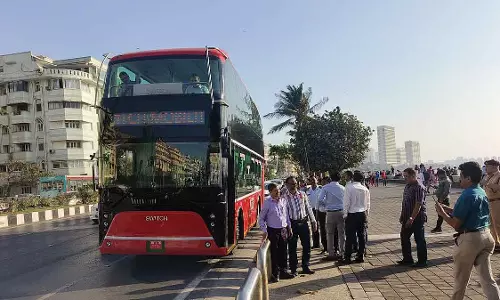 Mumbai : विल्सन कॉलेज सिग्नल पर बच्चे को भीख मांगने के लिए मजबूर करने पर मां पर केस दर्ज Mumbai : विल्सन कॉलेज सिग्नल पर बच्चे को भीख मांगने के लिए मजबूर करने पर मां पर केस दर्ज