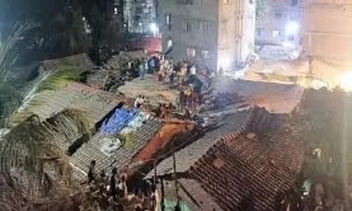 Maharashtra: इमारत की स्लैब गिरने से मची चीख-पुकार, 3 लोग घायल Maharashtra: इमारत की स्लैब गिरने से मची चीख-पुकार, 3 लोग घायल