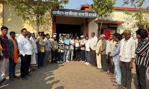 MP : सेंधवा में सरकारी दुकान से राशन की अवैध बिक्री की जांच की मांग कर रहे हैं ग्रामीण MP : सेंधवा में सरकारी दुकान से राशन की अवैध बिक्री की जांच की मांग कर रहे हैं ग्रामीण