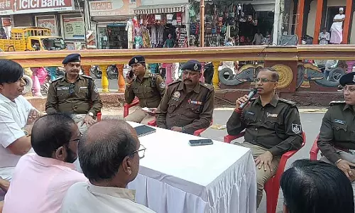 Indore : राजवाड़ा इलाके में ट्रैफिक नियम तोड़ने वालों पर कार्रवाई के लिए व्यापारियों ने समर्थन दिया
